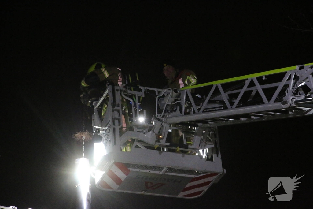 Brandweer dooft schoorsteenbrand