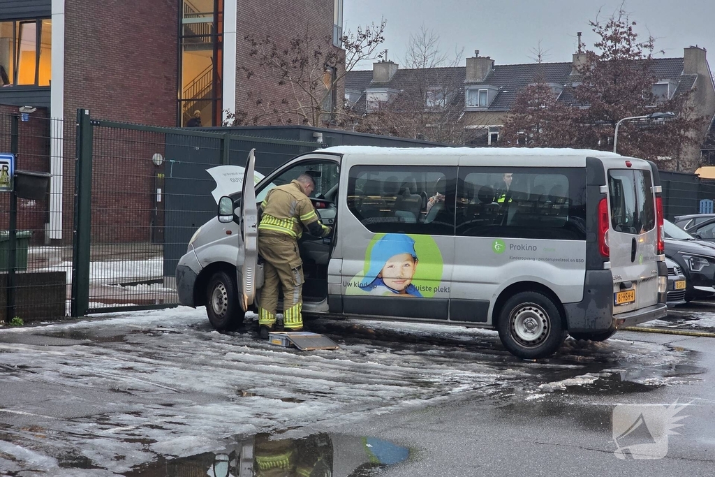 Bus in brand op parkeerterrein van school