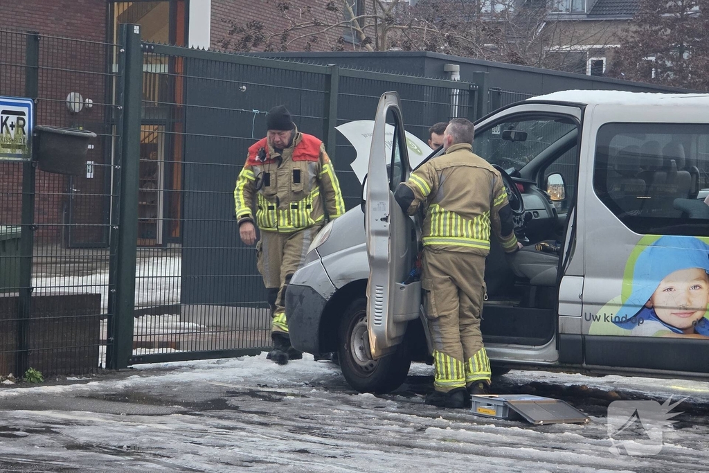 Bus in brand op parkeerterrein van school