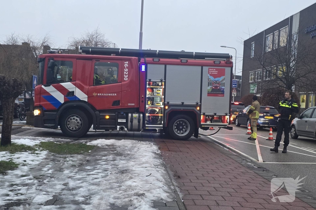 Bus in brand op parkeerterrein van school