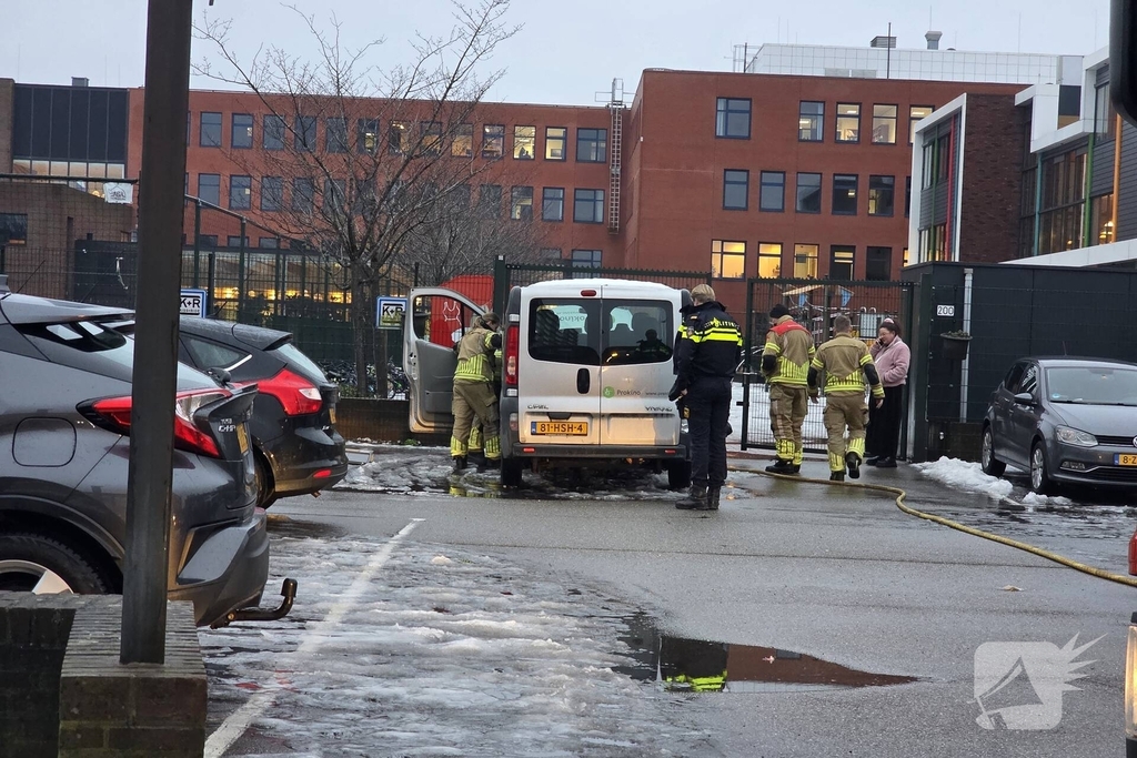 Bus in brand op parkeerterrein van school