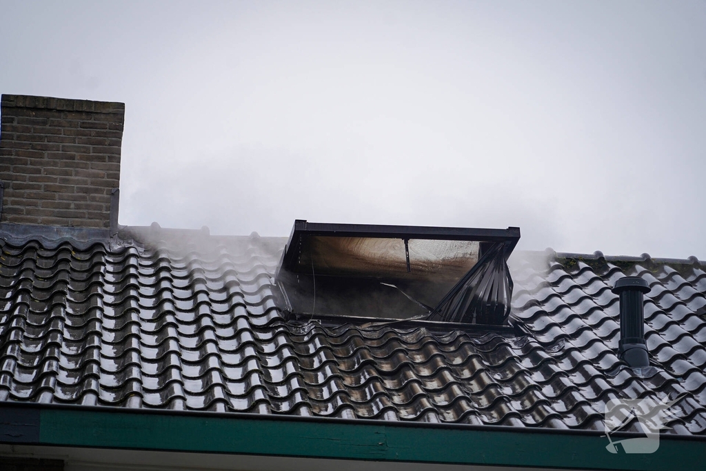 Bewoners niet thuis tijdens zolderbrand, twee katten gered