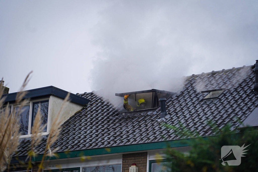 Bewoners niet thuis tijdens zolderbrand, twee katten gered