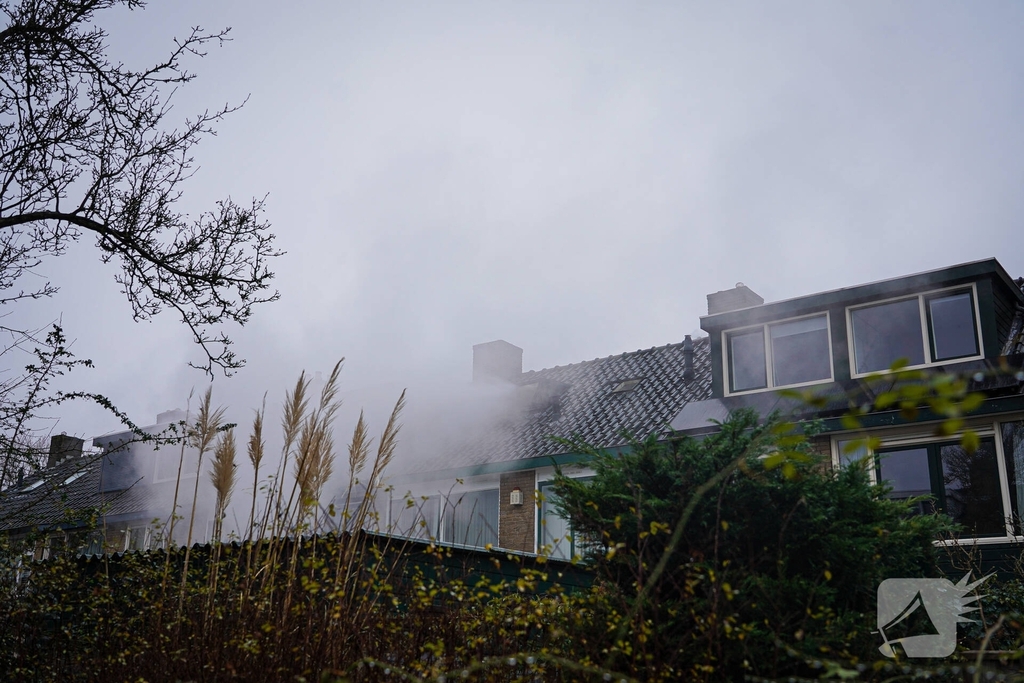 Bewoners niet thuis tijdens zolderbrand, twee katten gered