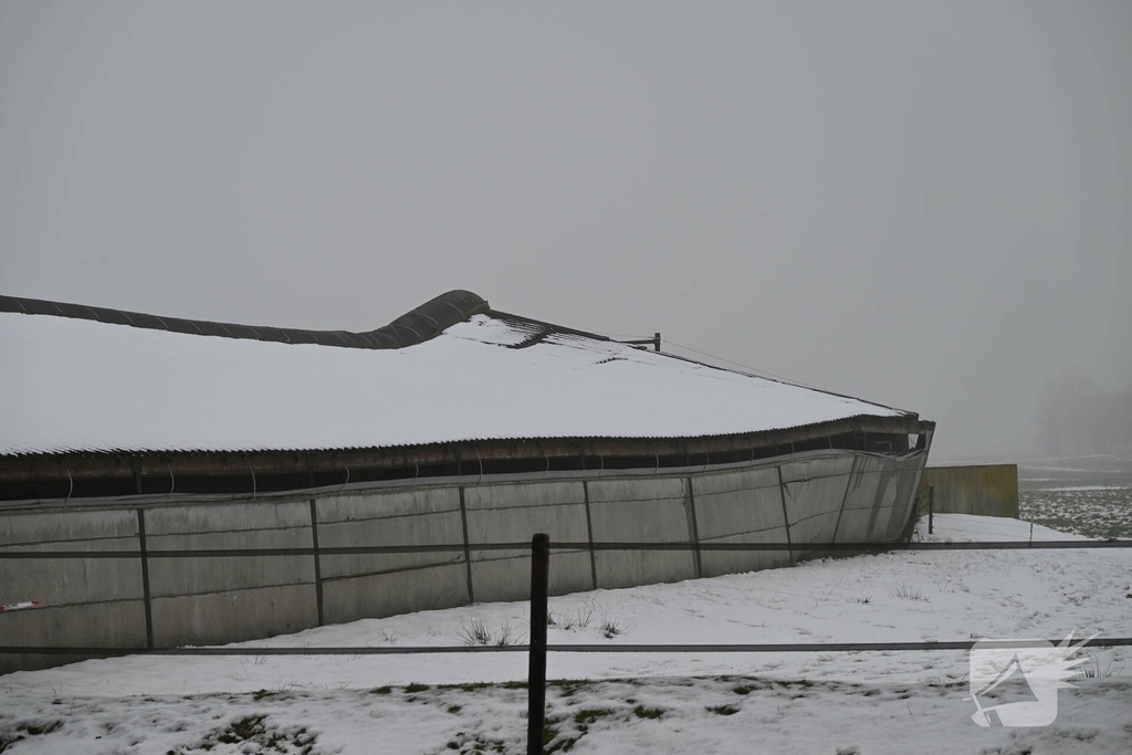 Brandweer opgeroepen nadat dak van stal inzakt
