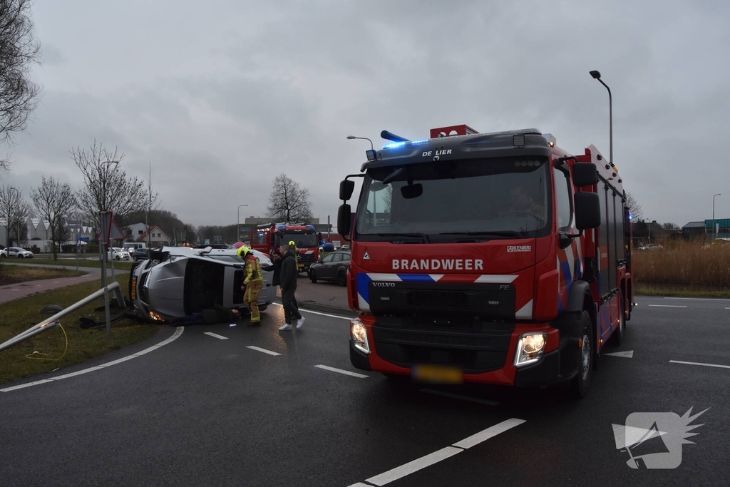 Persoon bekneld in auto na ongeval