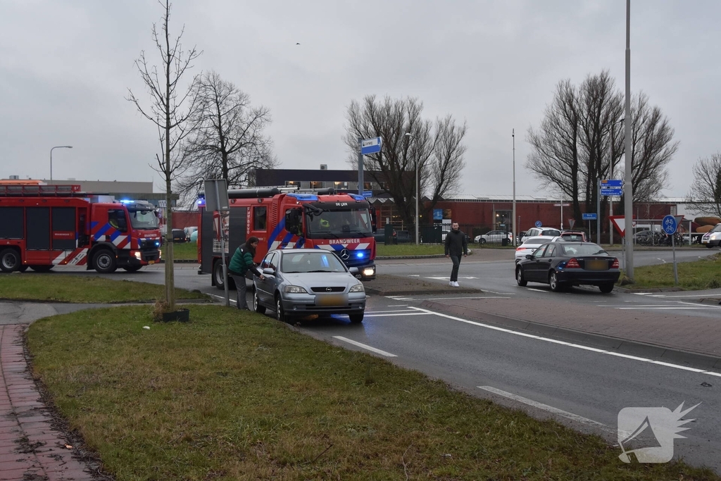 Persoon bekneld in auto na ongeval