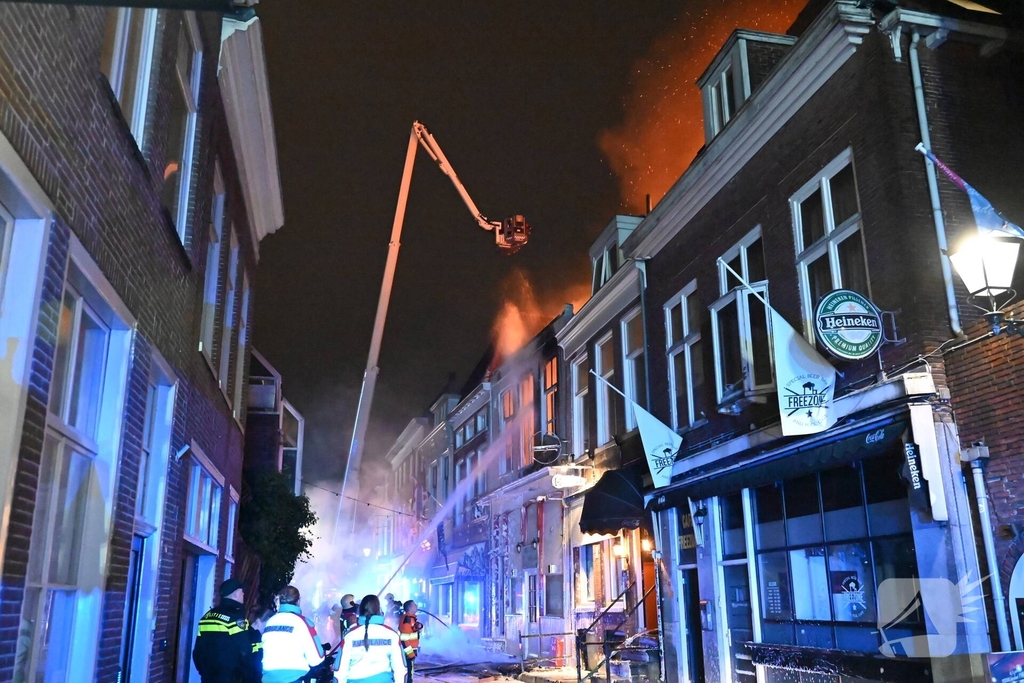 Grote brand in woning leidt tot massale brandweerinzet