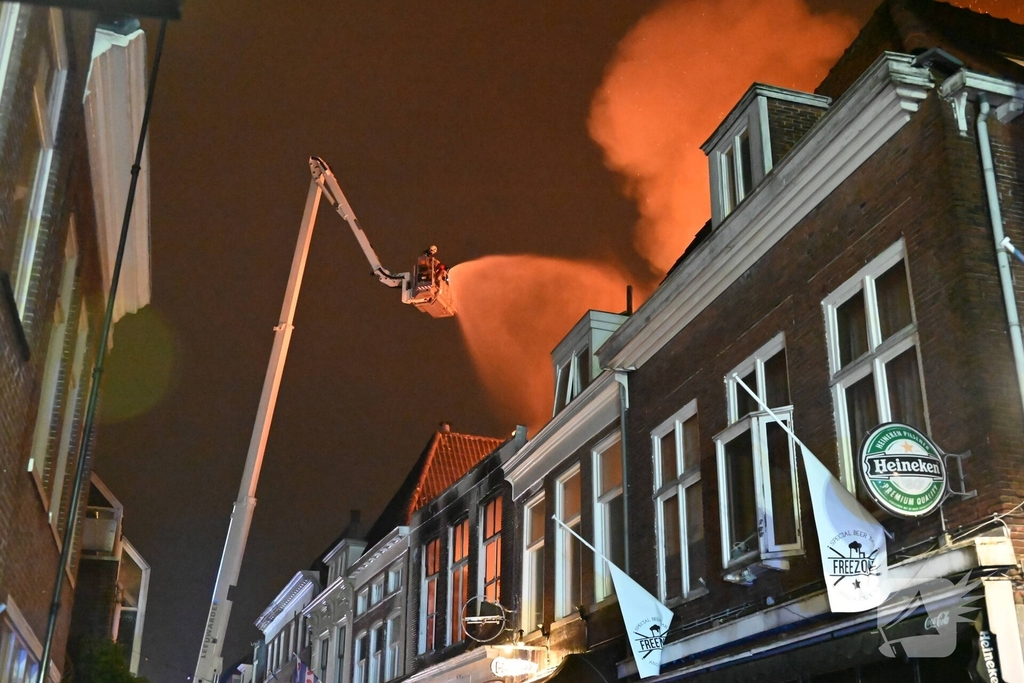 Grote brand in woning leidt tot massale brandweerinzet