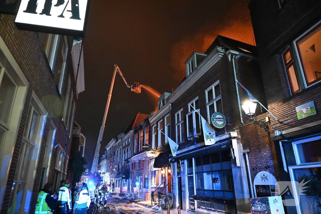 Grote brand in woning leidt tot massale brandweerinzet