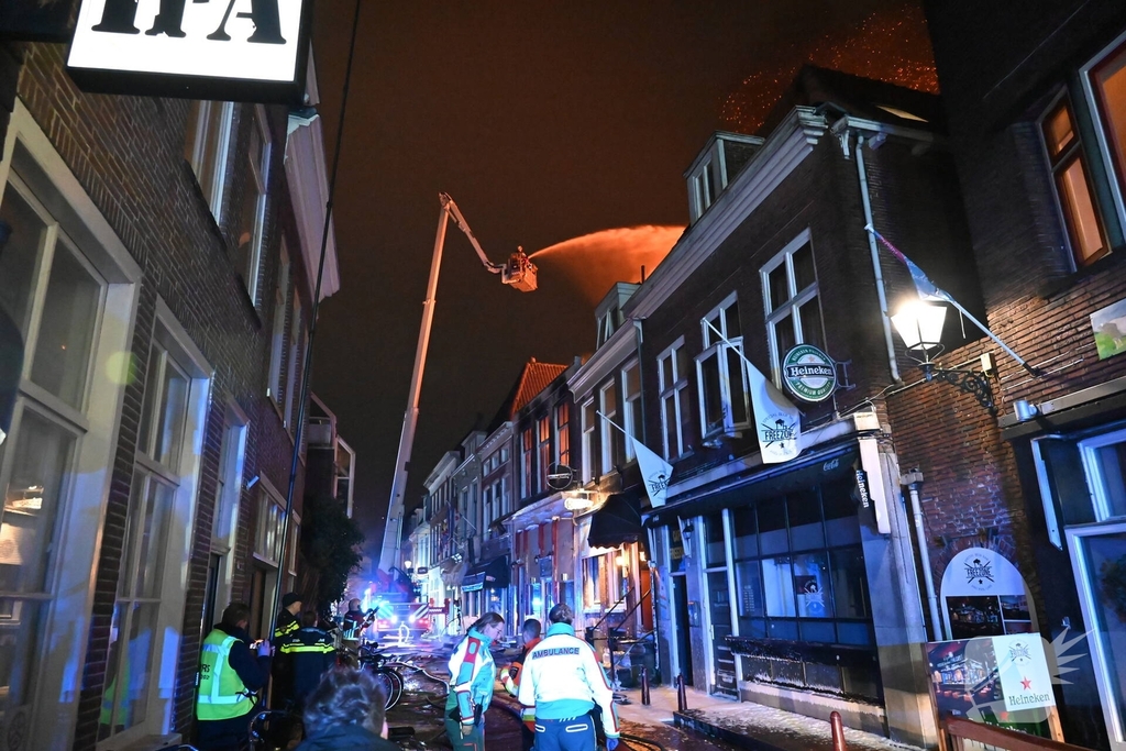 Grote brand in woning leidt tot massale brandweerinzet