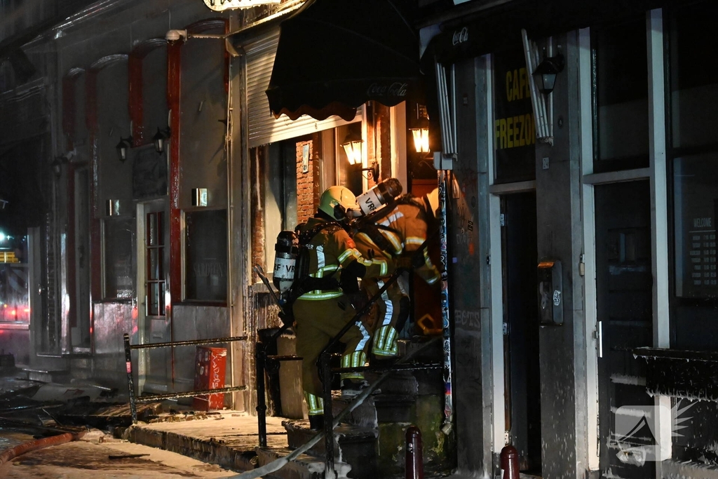 Grote brand in woning leidt tot massale brandweerinzet