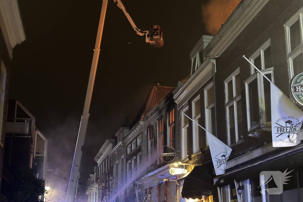 Grote brand in woning leidt tot massale brandweerinzet