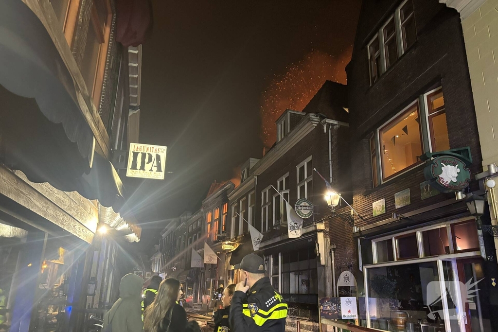 Grote brand in woning leidt tot massale brandweerinzet