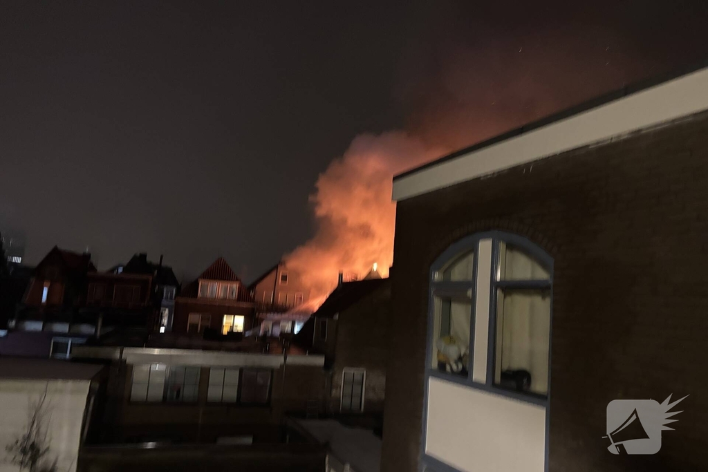Grote brand in woning leidt tot massale brandweerinzet