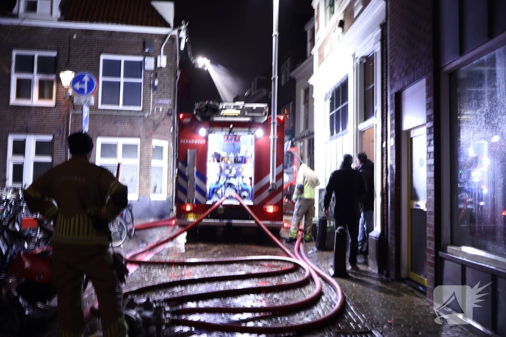 Grote brand in woning leidt tot massale brandweerinzet