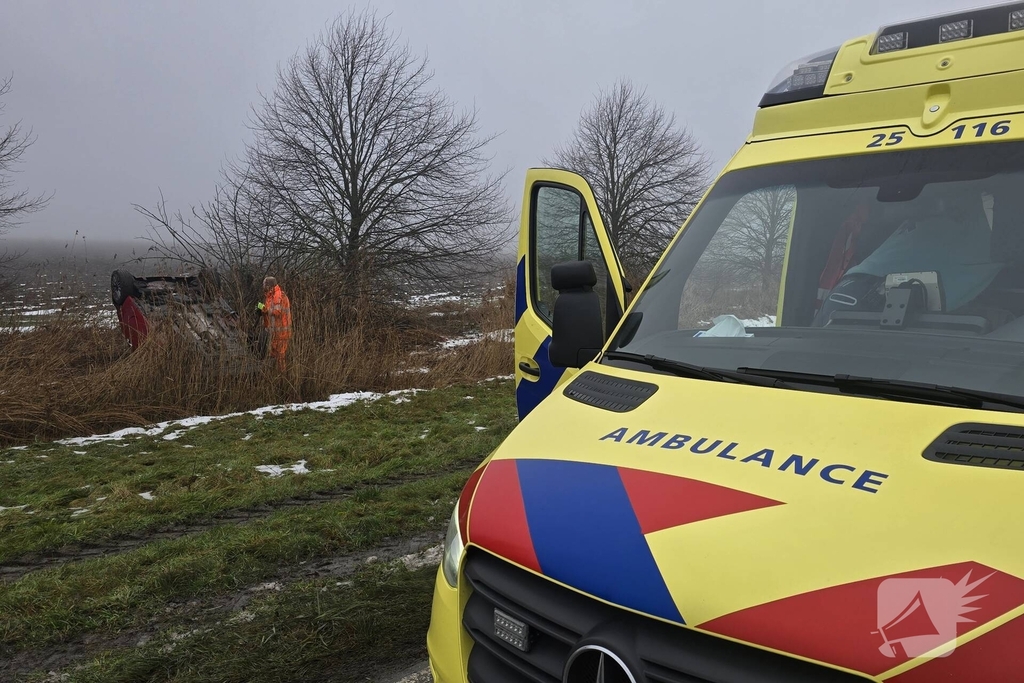 Automobilist raakt van de weg en komt op de kop tot stilstand
