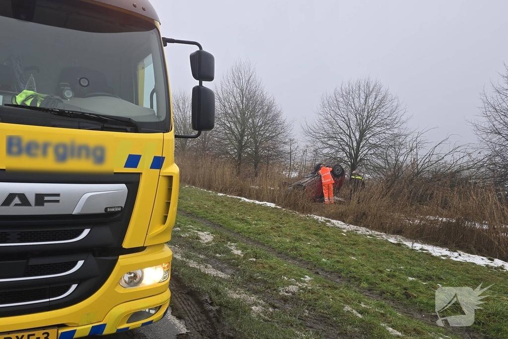 Automobilist raakt van de weg en komt op de kop tot stilstand