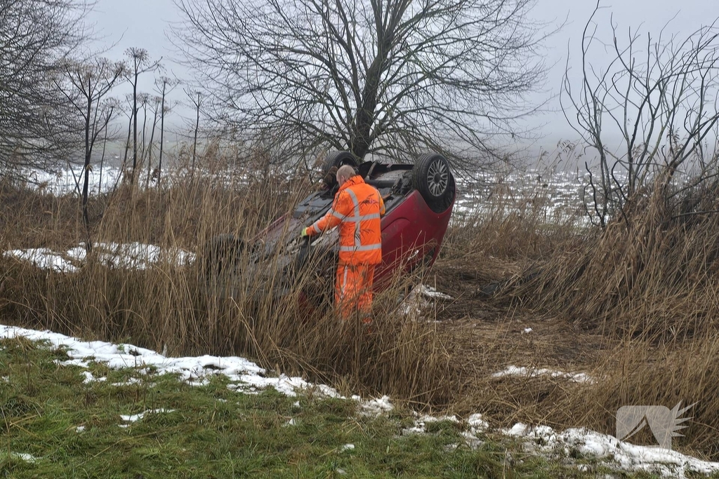 Automobilist raakt van de weg en komt op de kop tot stilstand