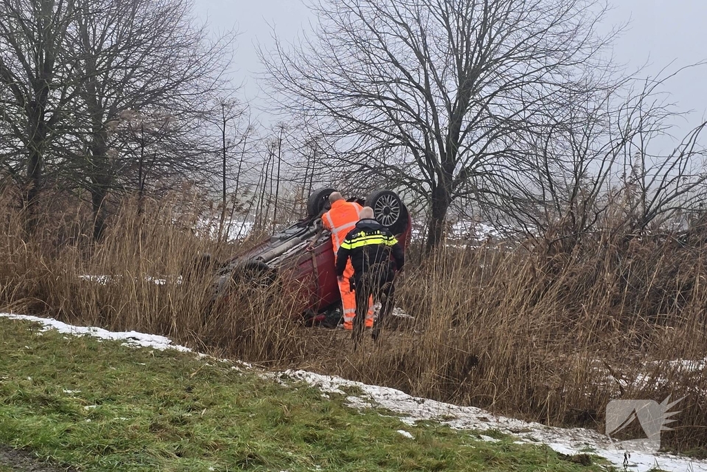 Automobilist raakt van de weg en komt op de kop tot stilstand