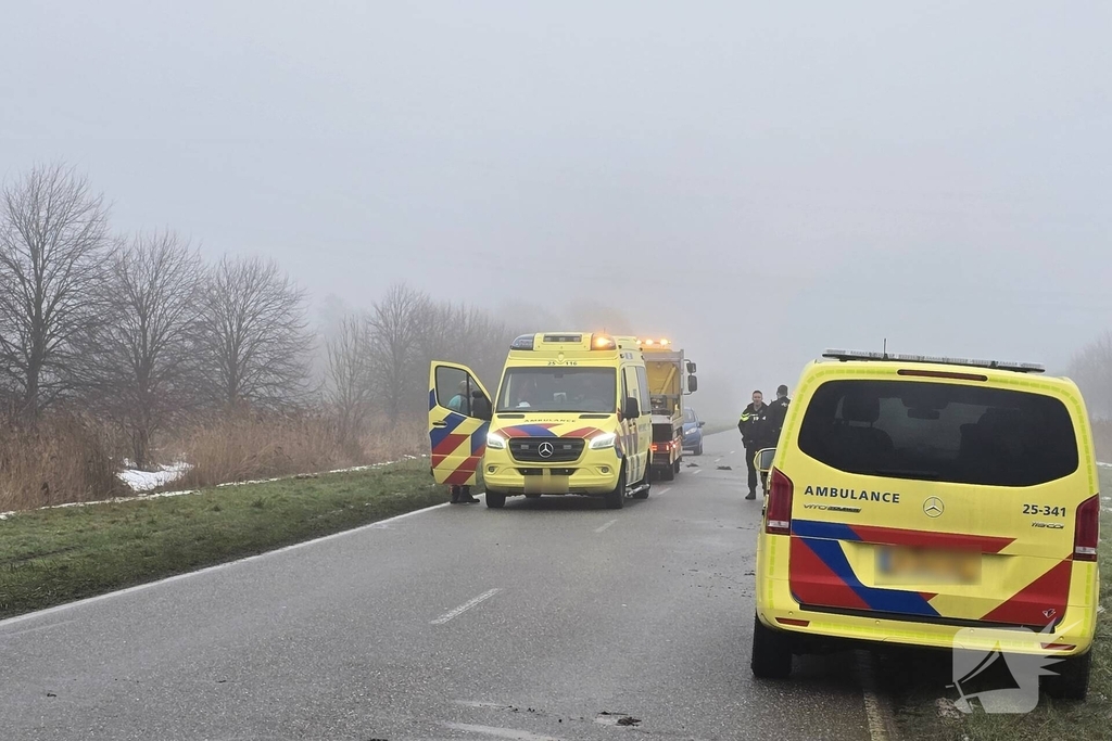 Automobilist raakt van de weg en komt op de kop tot stilstand