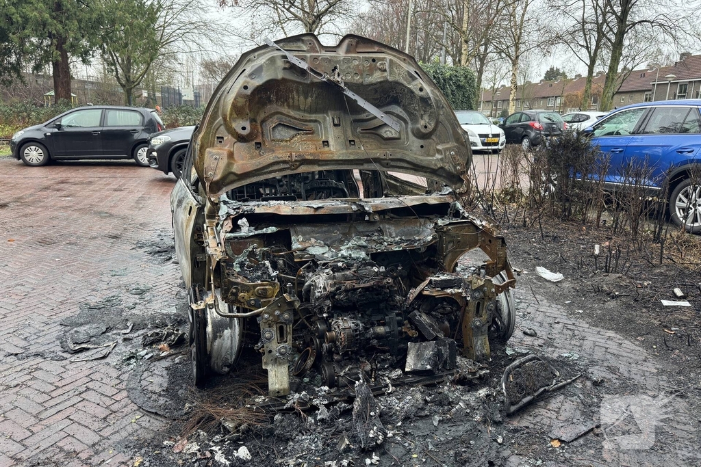Uitgebrande auto staat al twee weken in woonwijk
