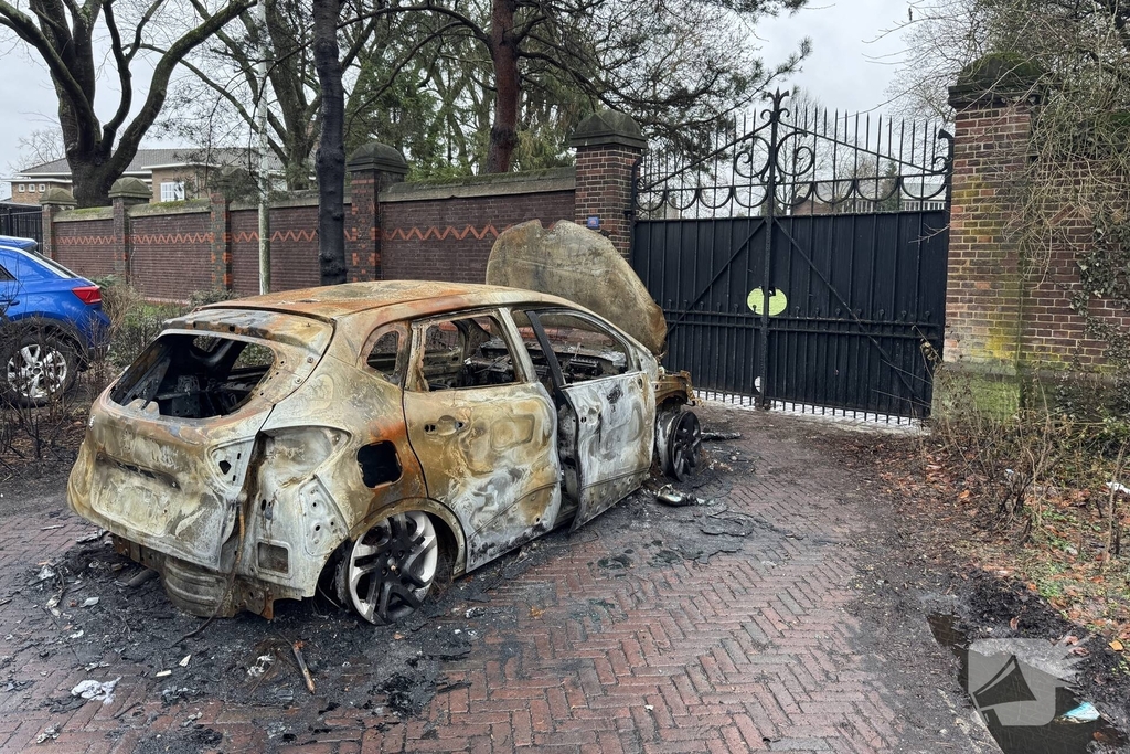 Uitgebrande auto staat al twee weken in woonwijk