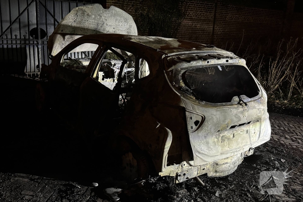 Uitgebrande auto staat al twee weken in woonwijk