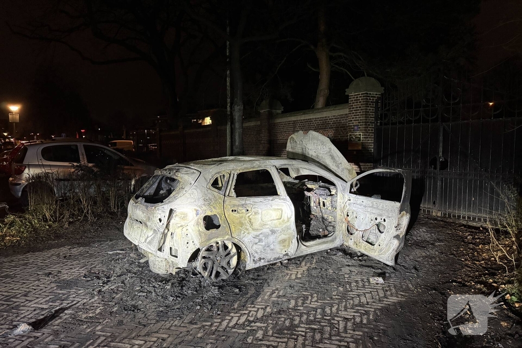 Uitgebrande auto staat al twee weken in woonwijk