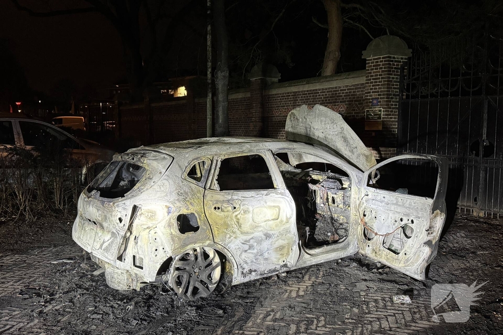 Uitgebrande auto staat al twee weken in woonwijk