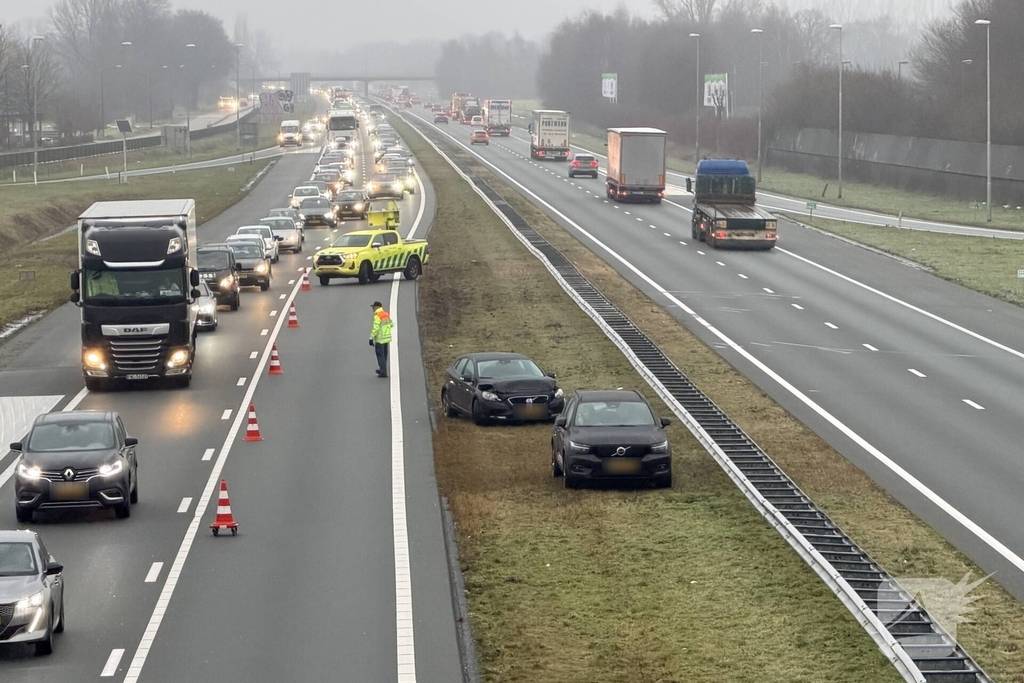 Ongeval tussen twee auto's veroorzaakt lange file