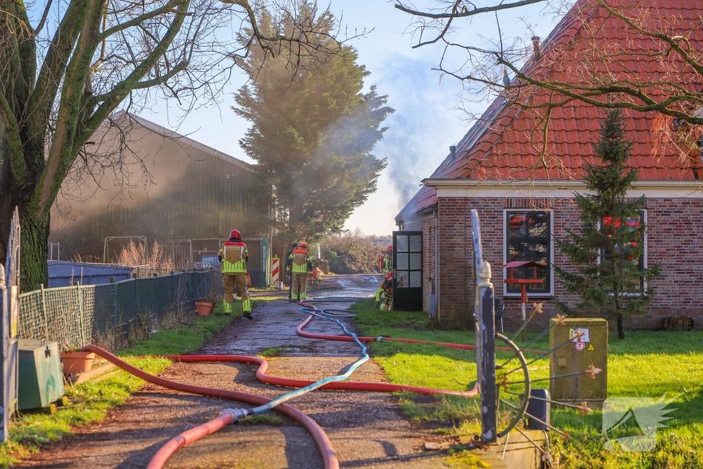 Brand in boerderij leidt tot rookinhalatie