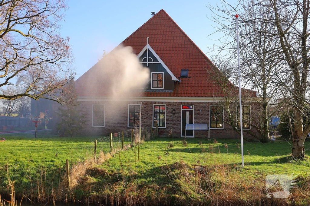 Brand in boerderij leidt tot rookinhalatie