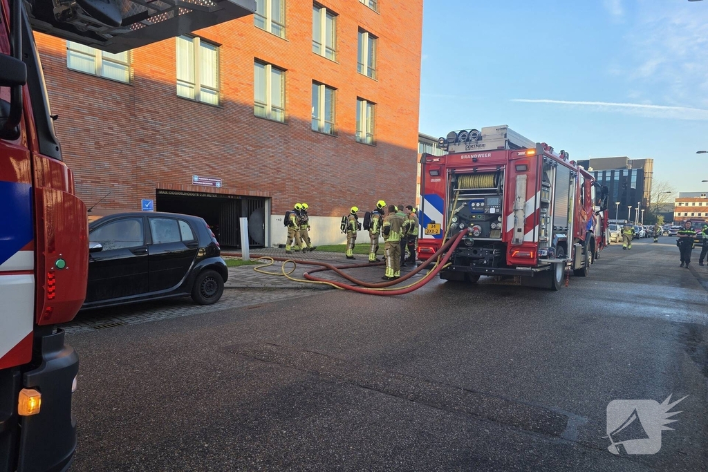 Autobrand in parkeergarage vraagt om snelle hulp