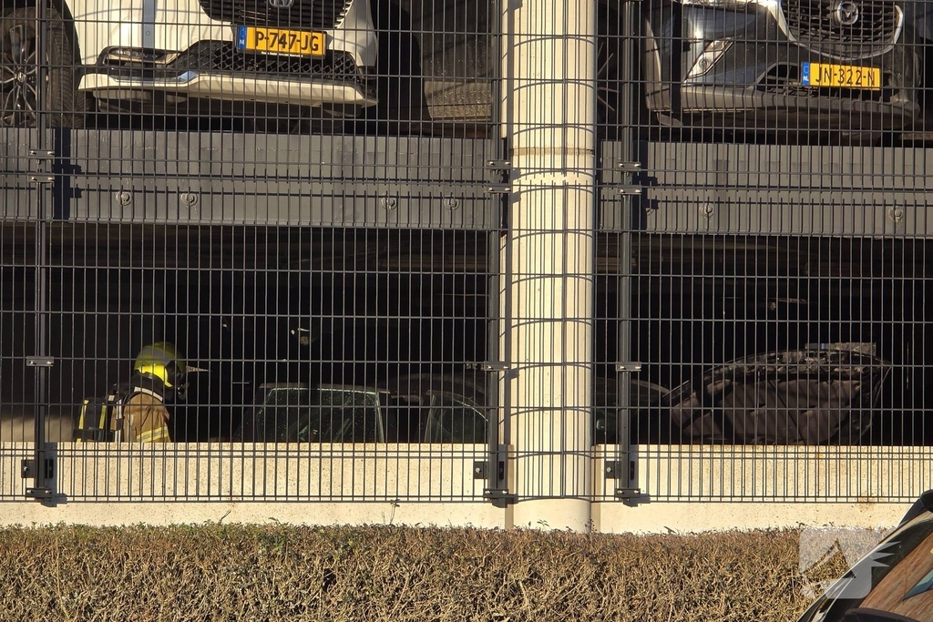 Autobrand in parkeergarage vraagt om snelle hulp