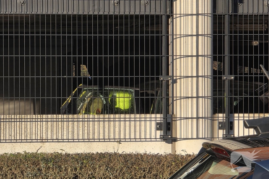Autobrand in parkeergarage vraagt om snelle hulp
