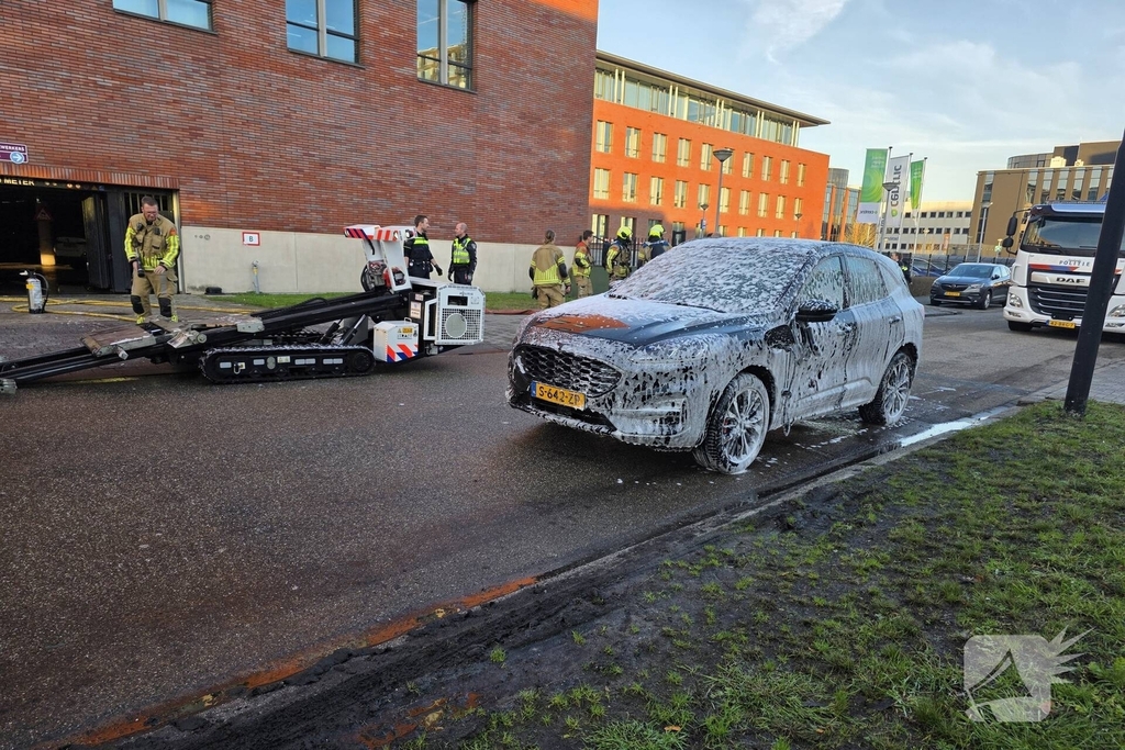 Autobrand in parkeergarage vraagt om snelle hulp