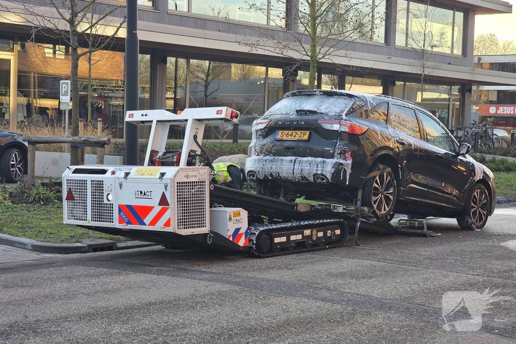 Autobrand in parkeergarage vraagt om snelle hulp