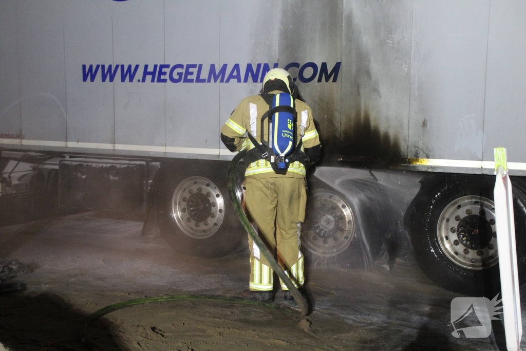 Brand aan trailer vrachtwagen onder controle