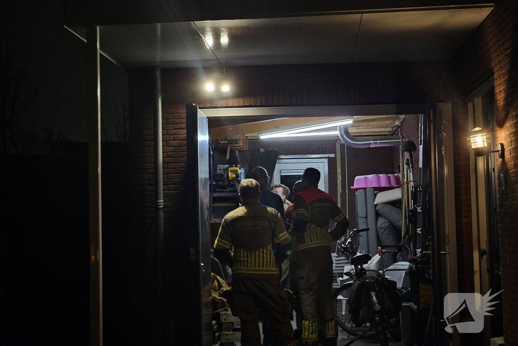 Brandweer stabiliseert instortend dak