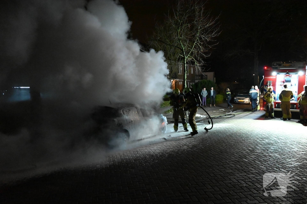 Auto in nachtelijke uren verwoest