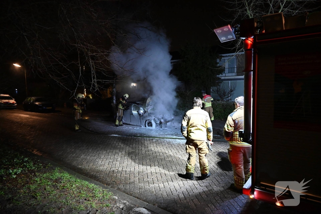 Auto in nachtelijke uren verwoest