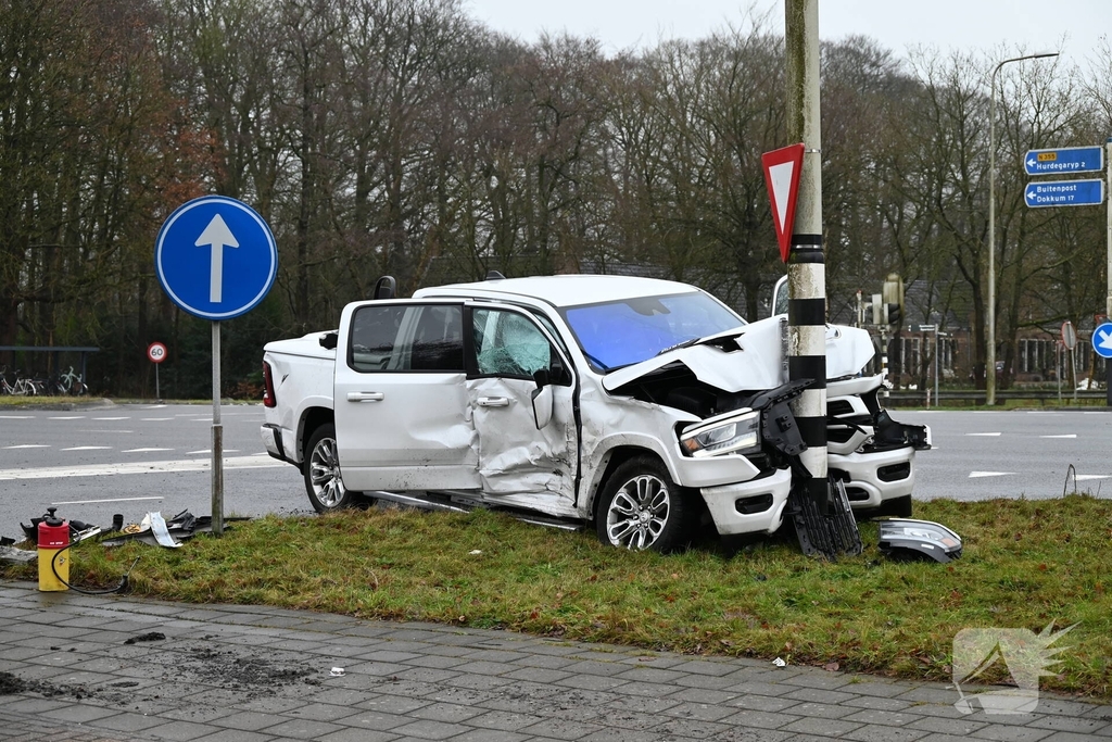 Veel schade bij ongeval op drukke weg