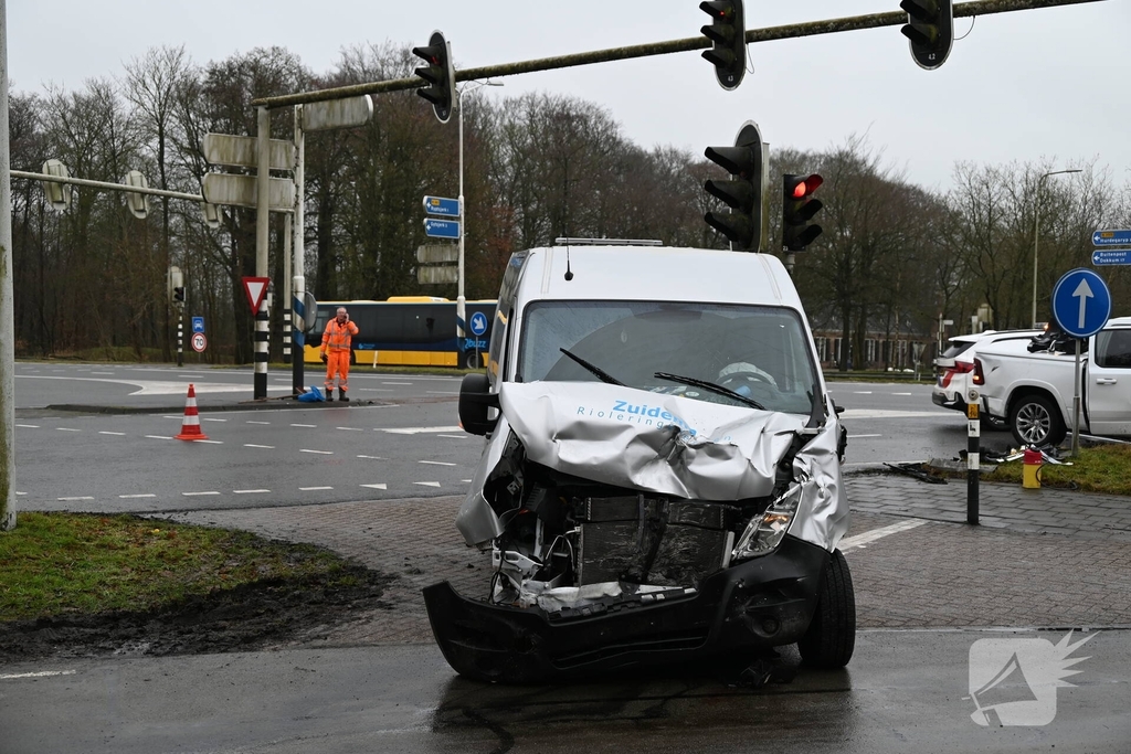 Veel schade bij ongeval op drukke weg