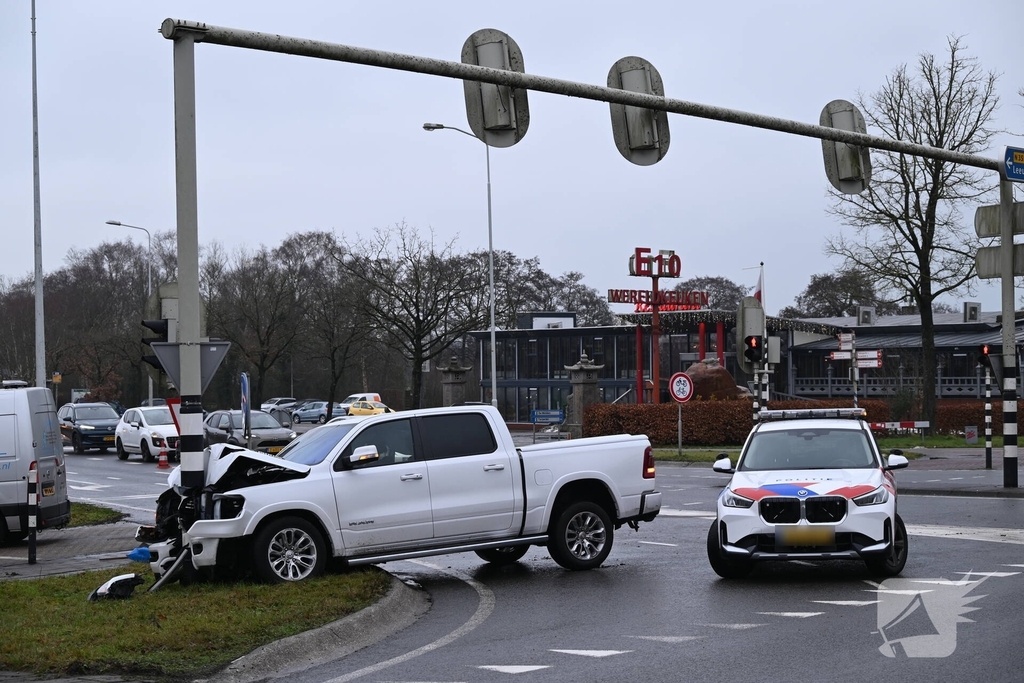 Veel schade bij ongeval op drukke weg