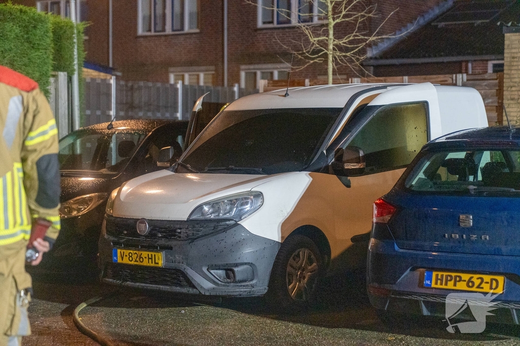 Brand in auto vergt inzet van hulpdiensten