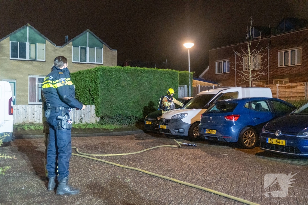 Brand in auto vergt inzet van hulpdiensten