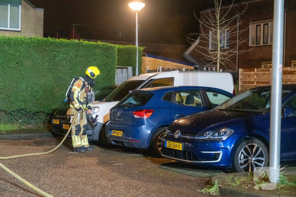Brand in auto vergt inzet van hulpdiensten