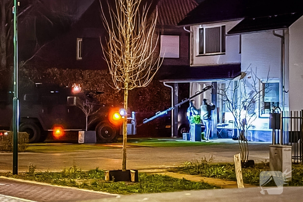 Arrestatieteam valt woning binnen