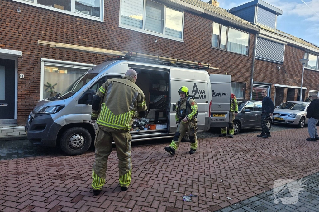 Elektrisch gereedschap in brand in bedrijfsbus